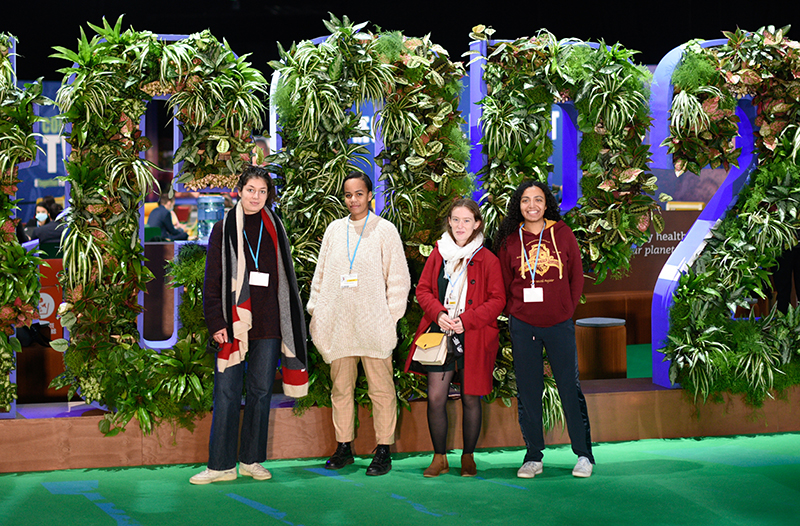 De gauche à droite : Cassandra Windey, Théophane Hazoumé, Esther Loiseleur et Manon Malsang, 4 des 7 normaliens et normaliennes membres de la délégation 2021 COP-ENS